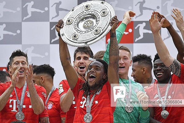 Renato Sanches FC Bayern München Jubel mit Meisterschale Trophäe Meisterfeier 2019 FC Bayern München ist zum 29. Mal Deutscher Meister der Bundesliga Allianz-Arena München Bayern Deutschland Europa