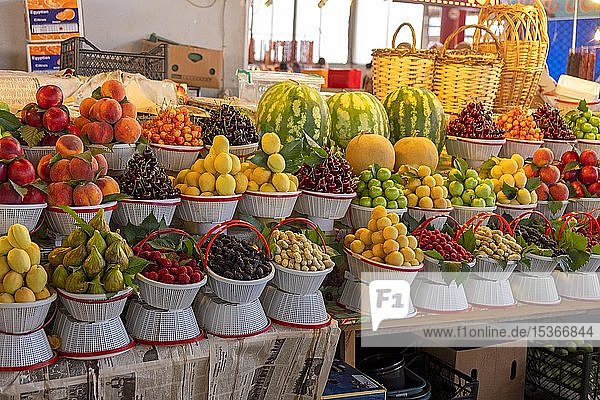Stand mit Obst  Markthalle  Eriwan  Armenien  Asien