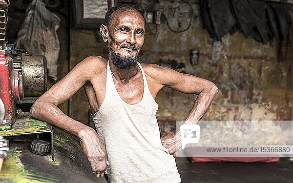 Porträt eines Arbeiters in einer Ziegelei  Dhaka  Bangaladesch