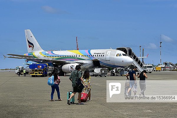 Reisende Touristen gehen auf dem Rollfeld zum Flugzeug  Flughafen  Malé  Malediven  Asien
