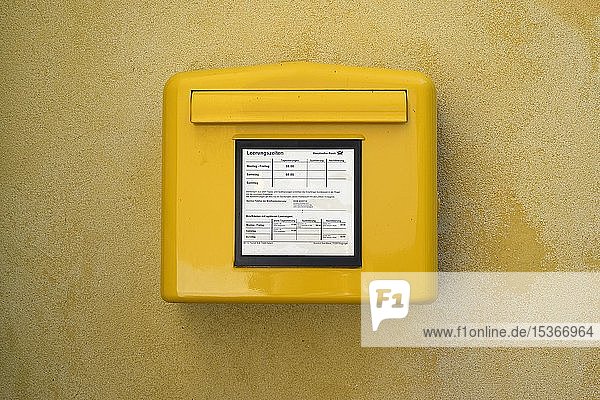 Deutsche Post  Briefkasten an gelber Hauswand  Deggingen  Baden-Württemberg  Deutschland  Europa