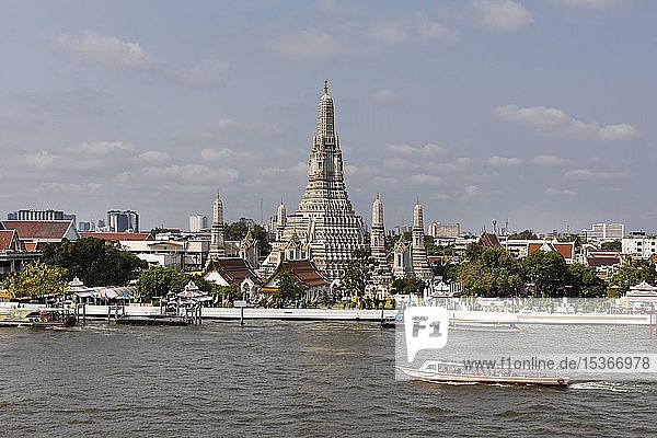 Wat Arun  Tempel der Morgenröte  Boote auf dem Fluss Chao Phraya  Bezirk Bangkok Yai  Thonburi  Bangkok  Thailand  Asien
