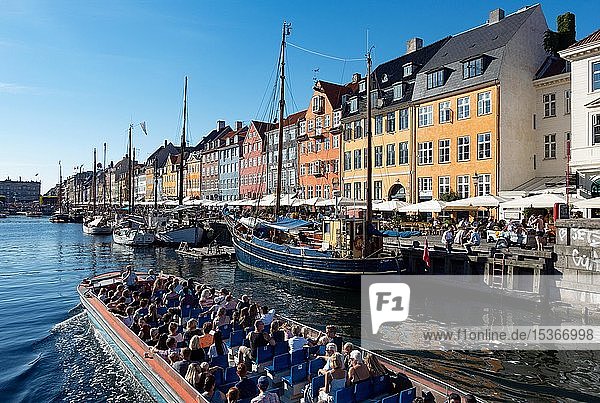Bootsfahrt auf dem Kanal  Nyhavn  Kopenhagen  Dänemark  Europa