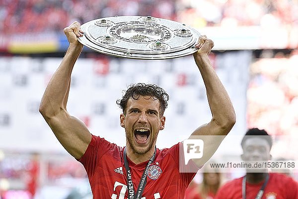 Leon Goretzka FC Bayern München  Jubel mit Meisterschale  Trophäe  Meisterfeier 2019  FC Bayern München ist zum 29. Mal Deutscher Meister der Bundesliga  Allianz-Arena  München  Bayern  Deutschland  Europa