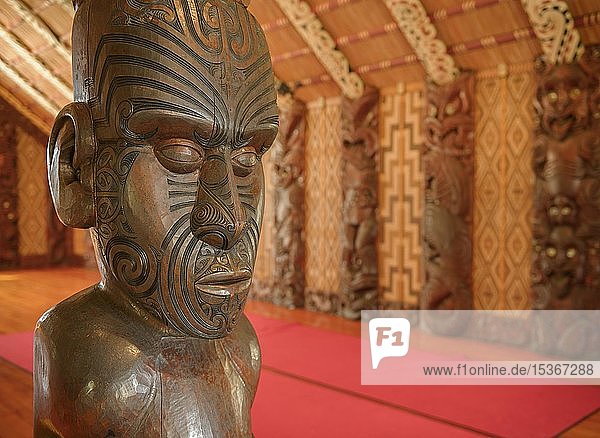 Traditionelle Schnitzerei einer Statue der Maori in der Versammlungshalle Te Whare Runanga Waitangi Far North District Northland Nordinsel Neuseeland Ozeanien