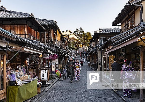 Fußgänger in einer Gasse  historische Gasse Matsubara dori in der Altstadt mit traditionellen japanischen Häusern  Kiyomizu  Kyoto  Japan  Asien