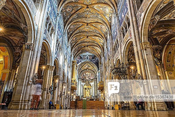 Langhaus  Vierung und Chor  Dom Santa Maria Assunta  Parma  Emilia-Romagna  Italien  Europa