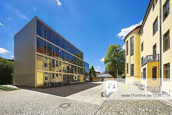 Bauhaus-Universität Weimar  das historische Hauptgebäude spiegelt sich in den Glaswürfeln  UNESCO-Welterbe  Weimar  Thüringen  Deutschland  Europa