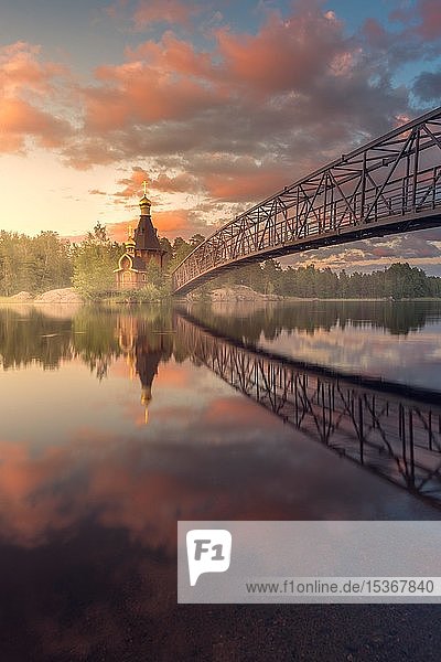 Brücke und Kirche St. Andreas am Fluss Vuoksi bei Sonnenuntergang  Wassiljewo  Leningrader Gebiet  Russland  Europa