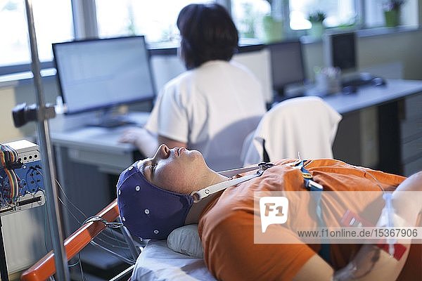 Elektroenzephalographie  EEG  Patient in neurologischer Gehirnuntersuchung  Neurologie im Krankenhaus  Tschechische Republik  Europa