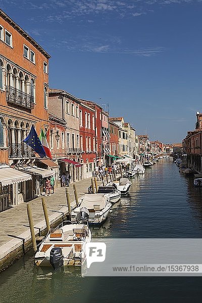 Vertäute Boote auf Kanal mit bunten Wohnhäusern  Insel Murano  Lagune von Venedig  Venetien  Italien  Europa