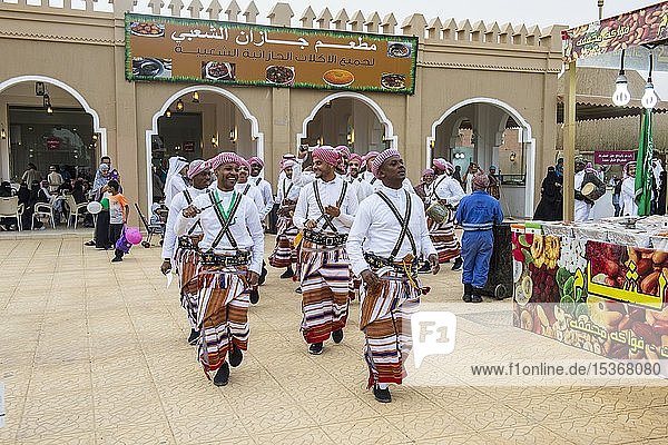 Traditionell gekleidete einheimische Männer tanzen auf dem Al Janadriyah Festival  Riad  Saudi-Arabien  Asien