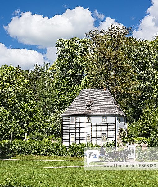 Goethes Gartenhaus im Park an der Ilm  Pferdekutsche mit Touristen  UNESCO-Welterbe  Weimar  Weimar  Thüringen  Deutschland  Europa