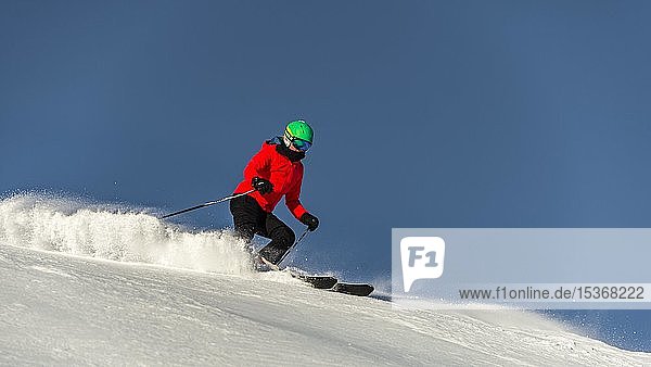 Skifahrerin auf der Skipiste  SkiWelt Wilder Kaiser  Brixen im Thale  Tirol  Österreich  Europa