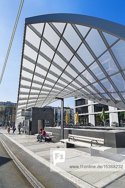 Straßenbahn-Haltestelle am Schwabinger Tor München Oberbayern Bayern Deutschland Europa