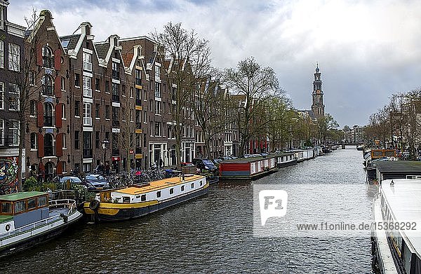 Hausboote an der Prinsengracht mit Turm der Westerkerk Amsterdam Nordholland Niederlande Europa