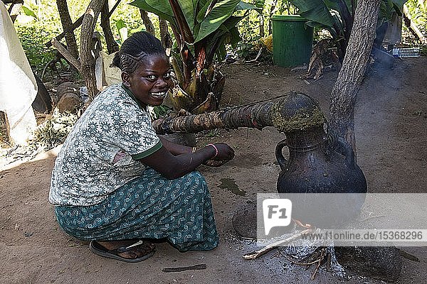 Frau bei der Arbeit in einer Brennerei  Dorf der ethnischen Gruppe der Ari  Jinka  Unteres Omo-Tal  Omo-Region  Südäthiopien  Äthiopien  Afrika