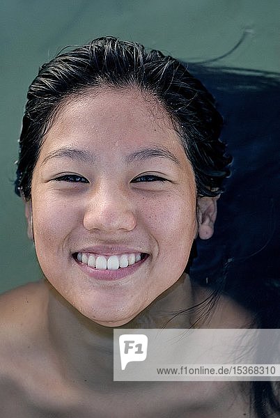 Junge asiatische Frau im Wasser  Porträt  Ibiza  Spanien  Europa