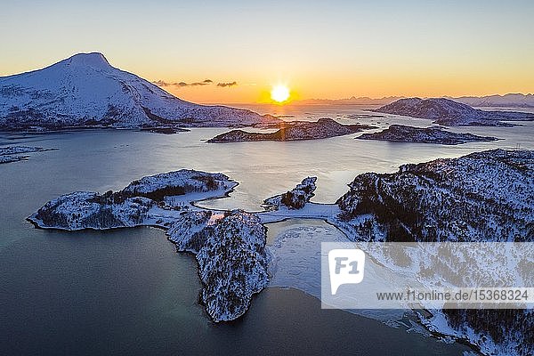 Blick auf den Efjord bei Sonnenuntergang  Tysfjord  Nordland  Norwegen  Europa