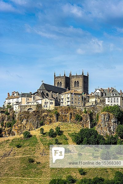 Blick auf die Stadt und die Kathedrale Saint-Pierre Saint Flour Cantal Department Auvergne-Rhone-Alpes Frankreich Europa