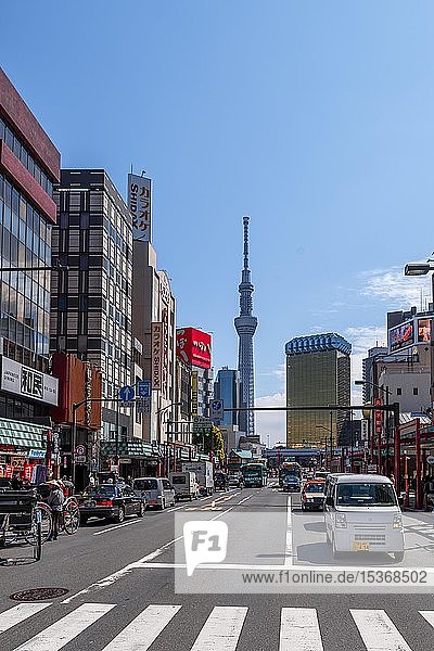 Straße hinten Hochhäuser und der Tokyo Skytree Asakusa Tokio Japan Asien