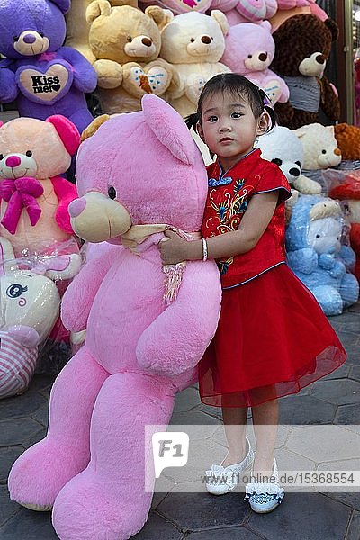 Kleines Mädchen mit großem Teddybär im Koh Pich Themenpark  Diamond Island  Phnom Penh  Kambodscha  Asien