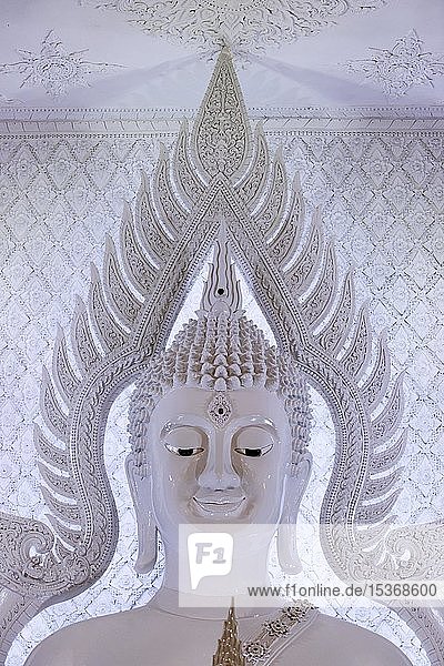 Buddha-Statue in der weißen Gebetshalle  Wat Huay Pla Kang Tempel  Chiang Rai  Nordthailand  Thailand  Asien