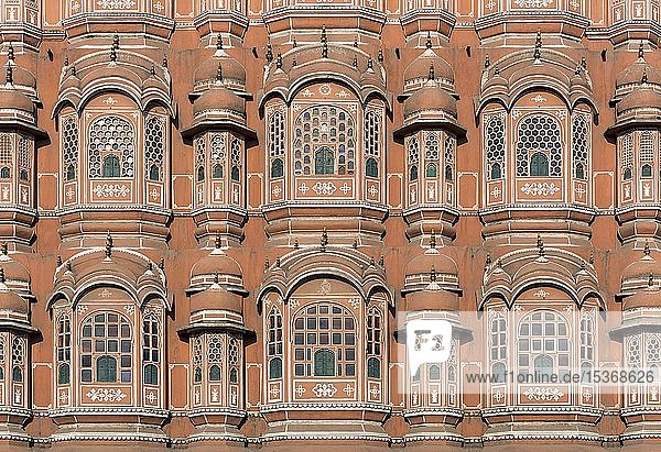 Nahaufnahme der Fassade von Hawa Mahal  Palast der Winde  Jaipur  Rajasthan  Indien  Asien