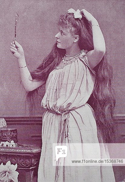 Mädchen mit sehr langem Haar schaut in einen Handspiegel  1895  historische Illustration  Deutschland  Europa