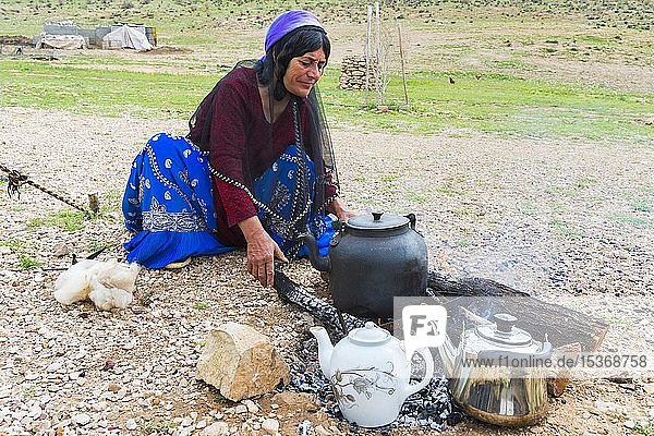 Gaschgai-Frau kocht Wasser für Tee  Nomadenlager Gaschgai  Provinz Fars  Iran  Asien