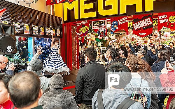 Karaoke-Sängerin vor einem Publikum vor dem Einkaufszentrum Mega Don Quijote-Shibuya  Shibuya  Udagawacho  Tokio  Japan  Asien