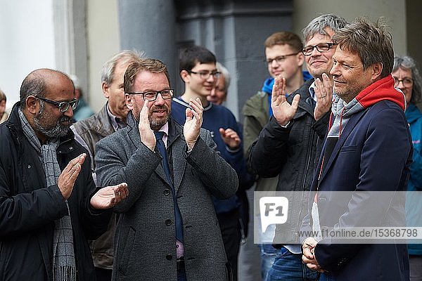 The politician Robert Habeck federal chairman of BÜNDNIS 90/DIE GRÜNEN enjoys the applause after an election campaign appearance at the Jesuitenplatz in Koblenz Germany Europe