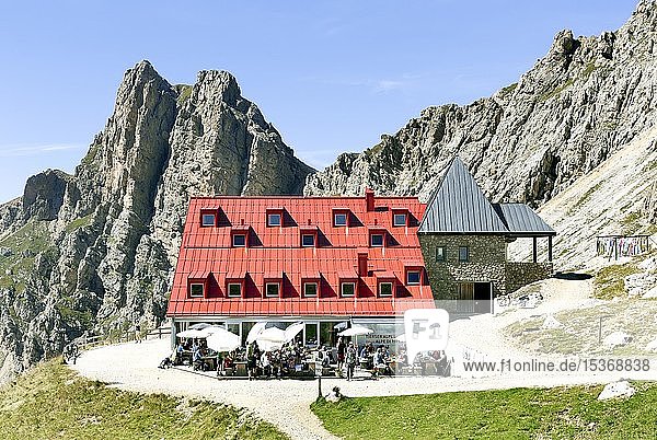 Tierser-Alpl-Hütte unterhalb der Rosszähne  Naturpark Schlern-Rosengarten  Dolomiten  Südtirol  Italien  Europa