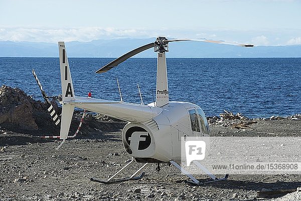 Hubschrauber Robinson R44 auf der vulkanischen Insel White Island,  Whakaari,  Bay of Plenty,  Nordinsel,  Neuseeland,  Ozeanien