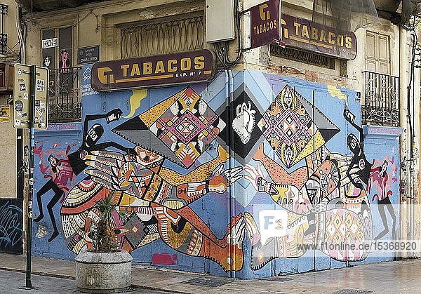 Aus bunten Ornamenten zusammengesetzte Figuren halten ein Herz zusammen  Wandgemälde des valencianischen Street-Art-Künstlers Disneylexya  Altstadt El Carme  Valencia  Spanien  Europa