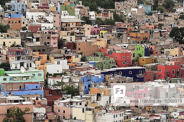 Bunte Häuser am Hang  Guanajuato  Mexiko  Mittelamerika