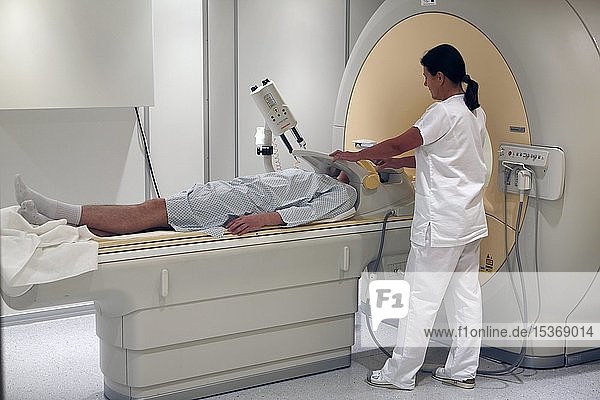 Krankenschwester bei der Vorbereitung eines Patienten für die RDG  radiologische Untersuchung  Karlovy Vary  Tschechische Republik  Europa