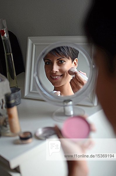 Junge Frau schminkt sich Make-up Spiegelbild Spanien Europa