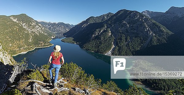 Wanderin schaut in die Ferne  hinter dem Schönjöchl  Plansee  Ammergauer Alpen  Bezirk Reutte  Tirol  Österreich  Europa