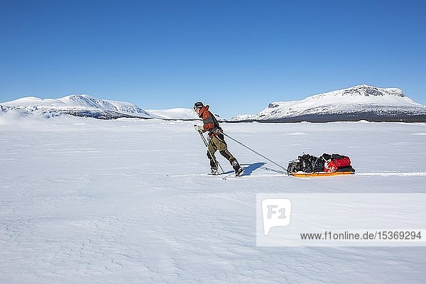 Skitourengeher mit Pulka im Schnee  Kungsleden oder Königsweg  Provinz Lappland  Schweden  Europa