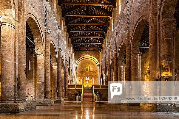 Kirchenschiff  Innenraum Abteikirche San Silvestro  romanisch  Nonantola  Provinz Modena  Emilia-Romagna  Italien  Europa
