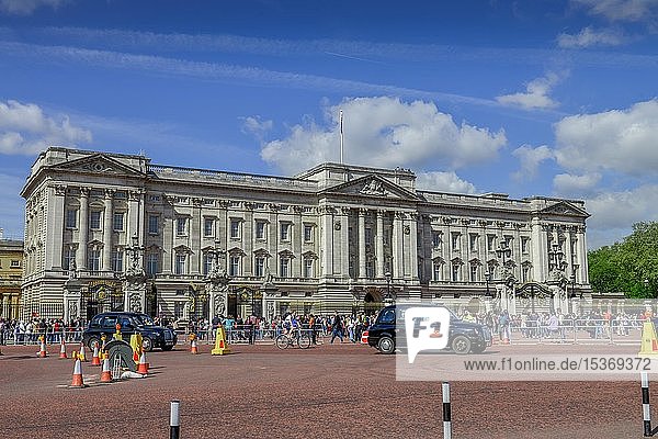 Touristen vor dem Buckingham Palace  London  England  Großbritannien