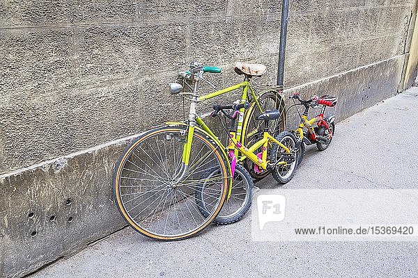 Fahrräder für Erwachsene und Kinder geparkt gegen Wand  Florenz  Toskana  Italien  Europa