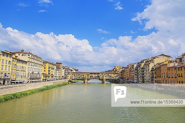 Fluss Arno mit Ponte Vecchio  Florenz  Toskana  Italien  Europa
