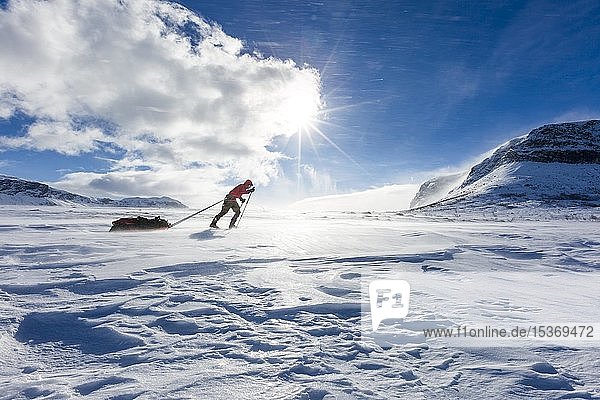 Skitourengeher mit Pulka im Schnee  Kungsleden oder Königsweg  Provinz Lappland  Schweden  Europa