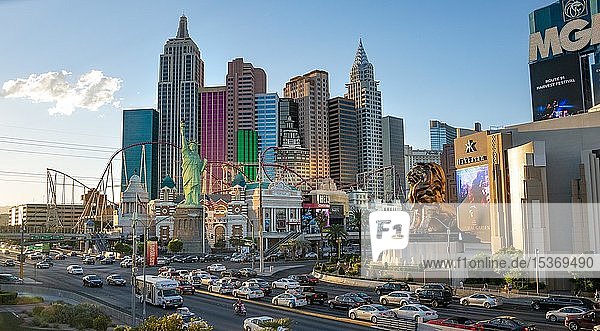 New York New York Hotel und MGM Hotel Las Vegas Strip Las Vegas Nevada USA Nordamerika