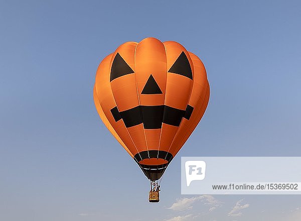 Ballonfestival im Singha Park  Heißluftballon mit Halloween-Monsterbild  Provinz Chiang Rai  Nordthailand  Thailand  Asien