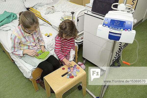 Mädchen  3 Jahre  Besuch der Schwester  12 Jahre  im Krankenhaus  Deutschland  Europa
