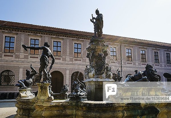 Statue von Otto von Wittelsbach auf dem Wittelsbacherbrunnen  Brunnenhof der Residenz  München  Oberbayern  Bayern  Deutschland  Europa