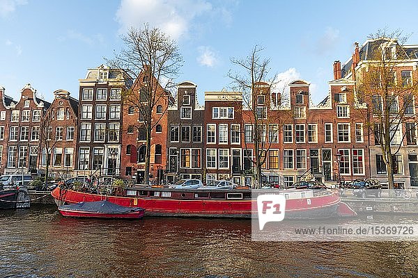 Gracht mit Booten und historischen Häusern  Amsterdam  Nordholland  Holland  Niederlande